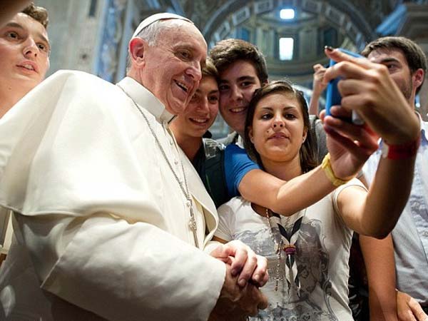 செல்போனில் படமெடுக்க போஸ்