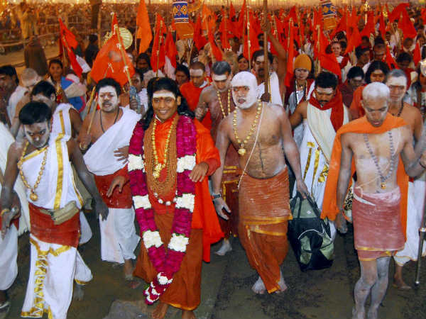 சாமியார்களை நாடும் மக்கள்