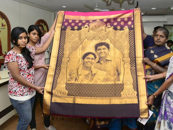 சேலையில் மாப்பிள்ளையும், பொண்ணும்