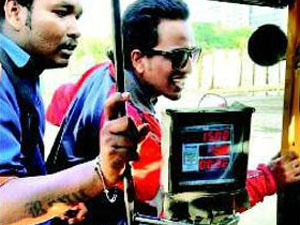 23-year-old girl travelling alone in auto harassed by bikers in Mumbai 23-year-old girl travelling alone in auto harassed by bikers in Mumbai