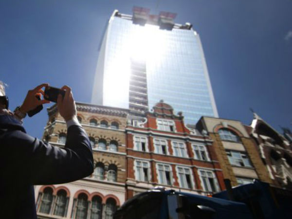 கண்ணாடியால் பாதிப்பு... கண்ணாடியால் பாதிப்பு...