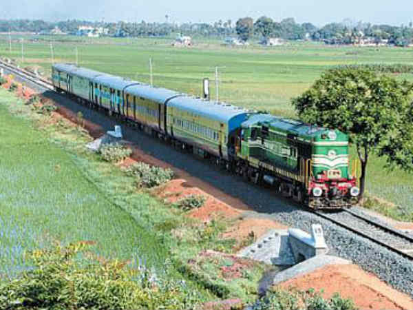 வயலில் விழுந்த என்ஜின் வயலில் விழுந்த என்ஜின்