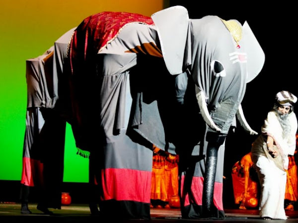 மேடையில் வந்த யானை