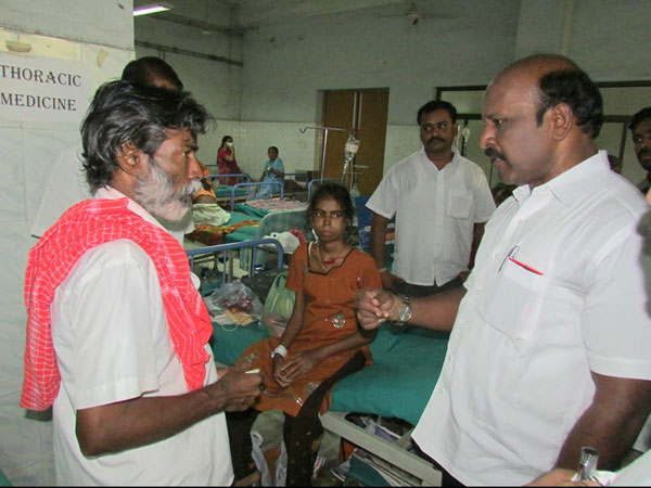 தந்தையிடம் வழங்கினார்