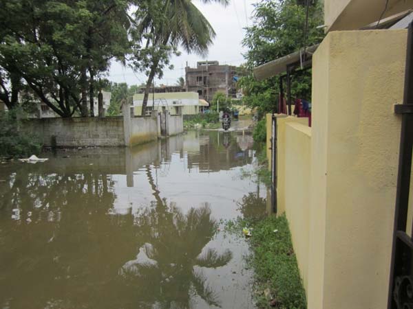 வீடுகளுக்குள் புகுந்த தண்ணீர்