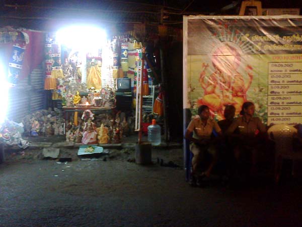 இரவிலும் விநாயகருக்கு காவல் காத்த பெண் காவலர்கள்