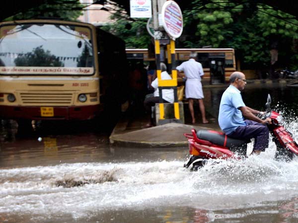 வெள்ளத்தில் மூழ்கிய சாலைகள்