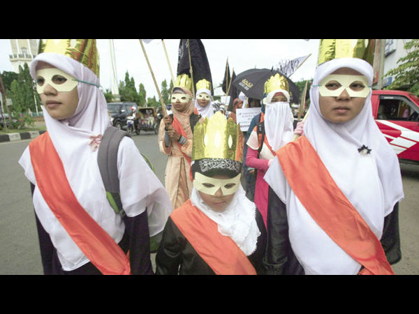 இஸ்லாமிய உடையில் கேட் வாக்