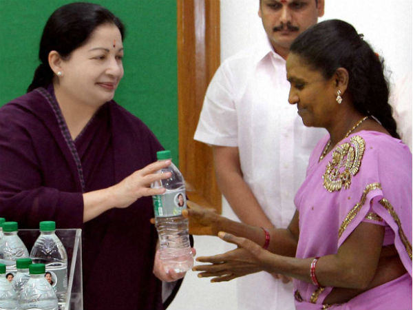 தன் கையால் 7 பேருக்கு கொடுத்தார்