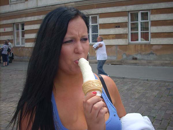 ஸ்பான்சர் செய்யும் மொனீம்