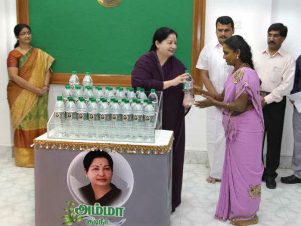 ஆர்வத்துடன் பாட்டிலை வாங்கிய மக்கள்