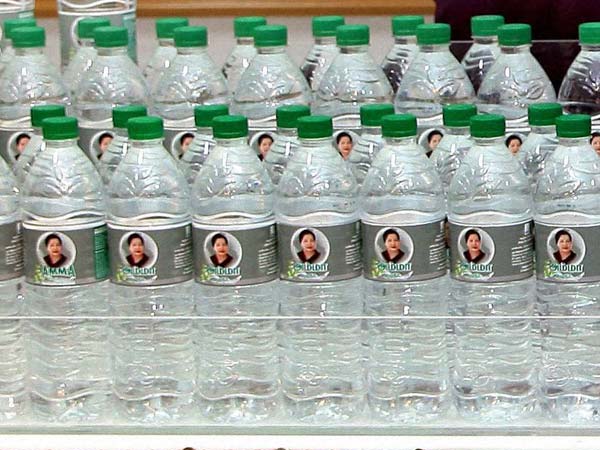 ஆளுக்கு ஒரு பாட்டில் கொடுங்க...