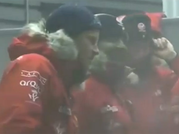 பிரத்யேக உடை.... பிரத்யேக உடை....