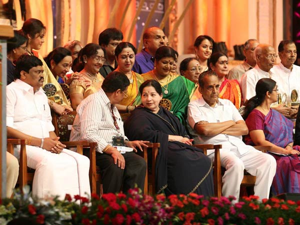 க்ரூப் போட்டோவிலும் க்ரூப் போட்டோவிலும்