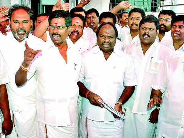 கை கலப்பு- அடிதடி