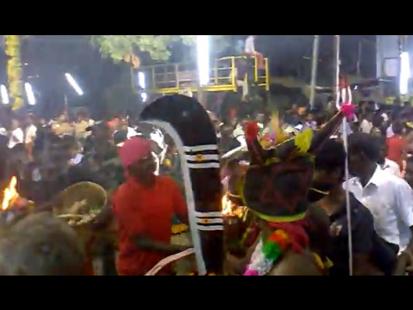 காப்புக்கட்டும் பக்தர்கள் காப்புக்கட்டும் பக்தர்கள்