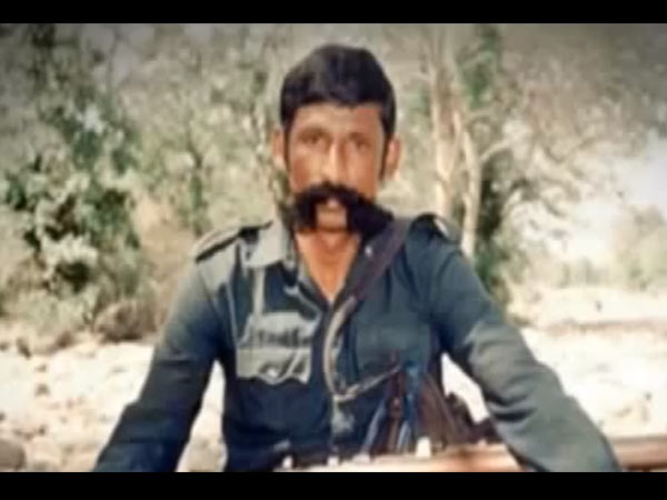 அருவியில் வைத்து கொலையான 4 அதிகாரிகள்