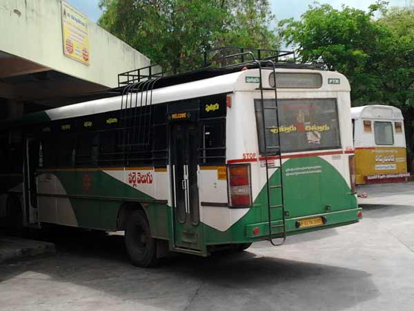 பேருந்துகள் நிறுத்தம்