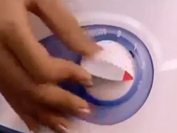மிக்ஸிக்குள் மாட்டிய கை