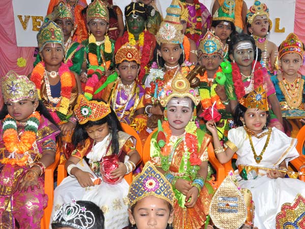 மாணவர்களே பொம்மைகளா