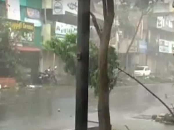 புயல் தாக்கும்போது 230 கி.மீ வேகமாக உயரும்