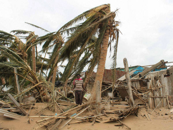 Cyclone Phailin hits 90 lakh people; 23 dead, lakhs of homes damaged