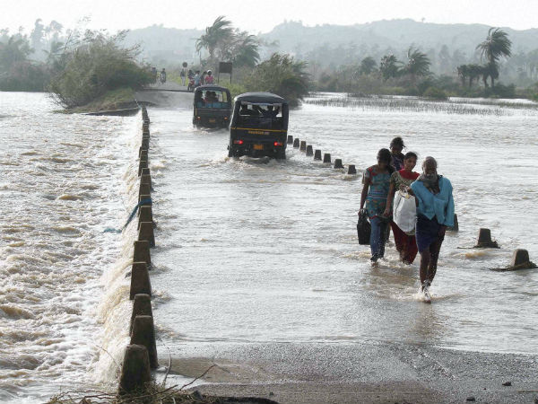 Cyclone Phailin hits 90 lakh people; 23 dead, lakhs of homes damaged