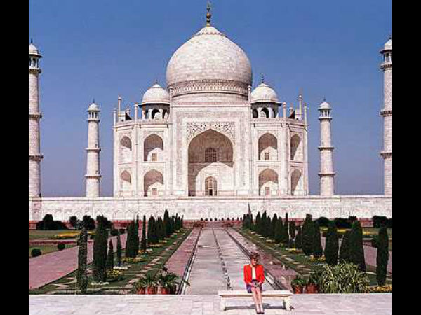 டயானா சீட்டில் உட்கார்ந்தபடி போஸ்