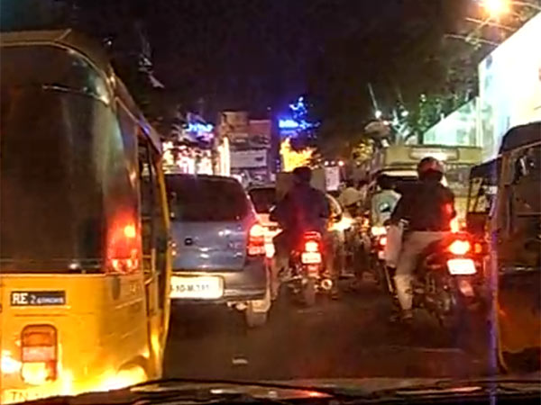 தனி வணிக வளாகம்...