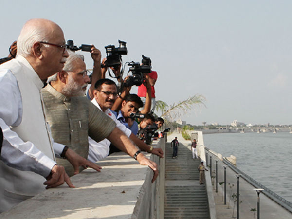 'I will be happy if Modi becomes PM' : Advani
