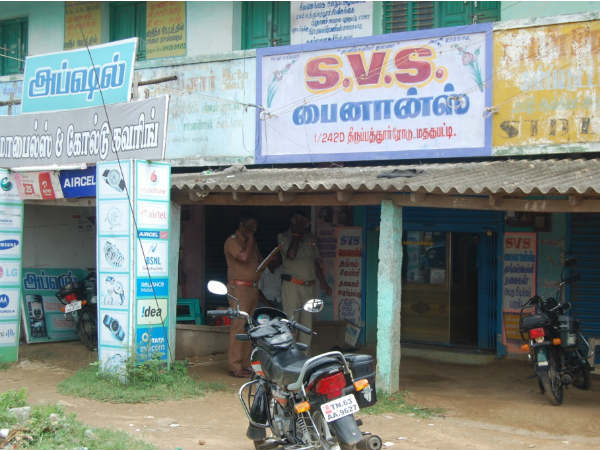 200 sovereign jewels looted near Sivagangai