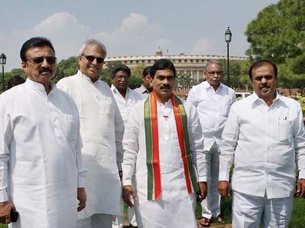 7 எம்.பிக்கள் நேரில் சந்திப்பு