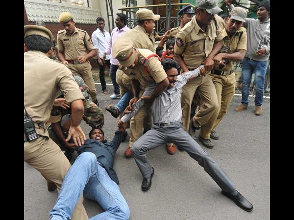பெரும் தள்ளுமுள்ளு