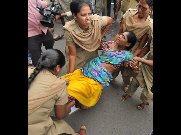 குண்டுக்கட்டாக வெளியேற்றம்