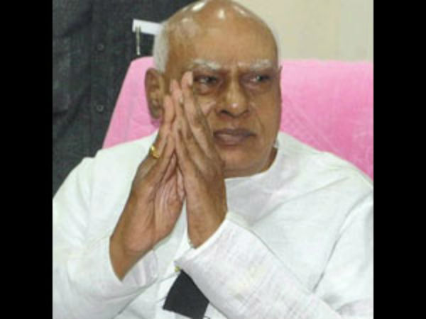 ரோசய்யா மூலமாக.. தொலைபேசியில் பேச்சு? ரோசய்யா மூலமாக.. தொலைபேசியில் பேச்சு?