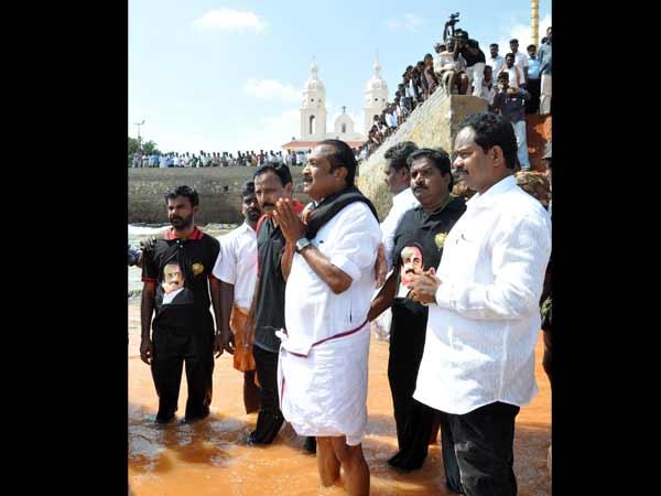 சுழல்களிலும் நீந்துகிறேன்
