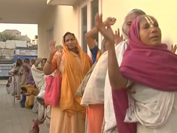 மேற்கு வங்கத்தைச் சேர்ந்தவர்கள்