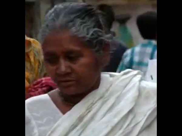 வெள்ளைச் சேலையில்...