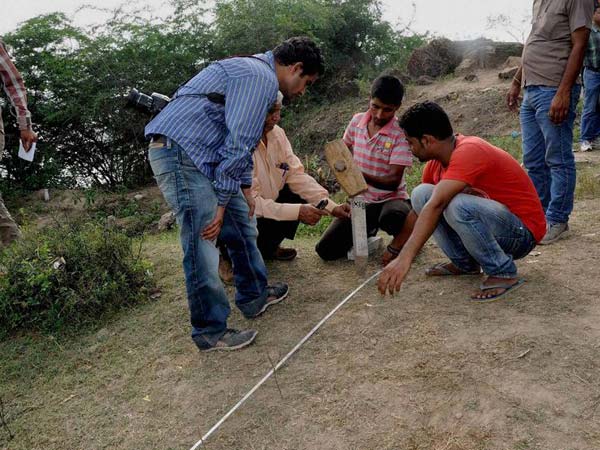 தொல்பொருள் ஆய்வுத் துறையினர்...