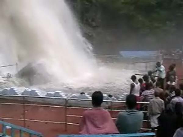 குற்றால அருவிகளில்