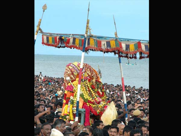 ஆறு நாள் விரதம் இருந்து குமரனை வேண்டினால்