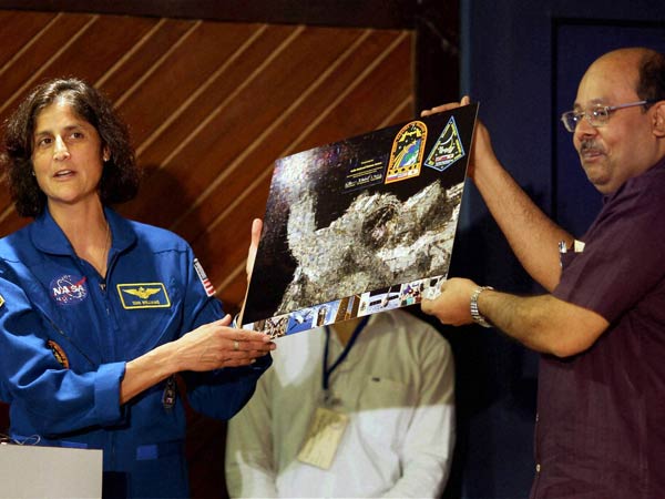 10 விண்வெளி வீரர்கள்...