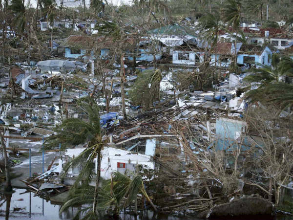 At least 10,000 dead in Philippines from super typhoon, official says