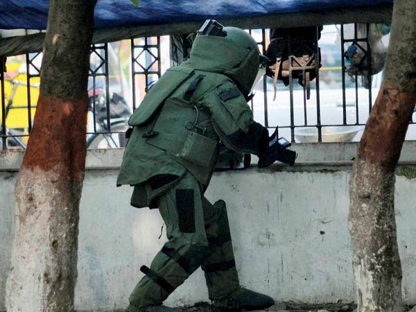 வெடிகுண்டுகள் பறிமுதல்