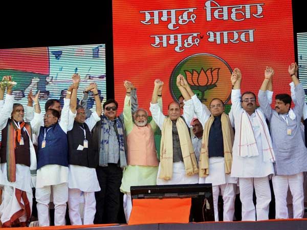 பாட்னா கூட்டத்தில் தொடர் குண்டுவெடிப்பு