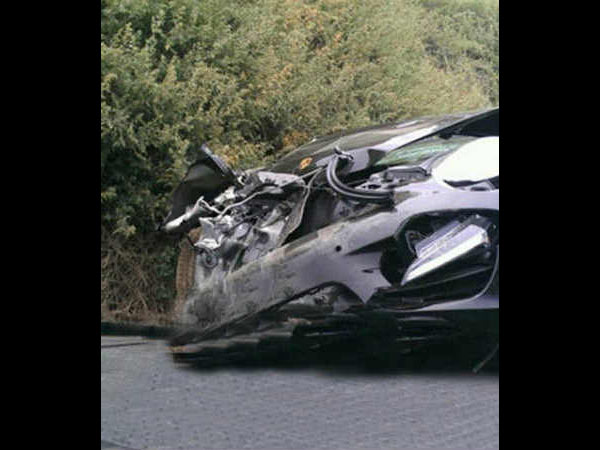 விபத்தில் சிக்கி நின்ற கார்