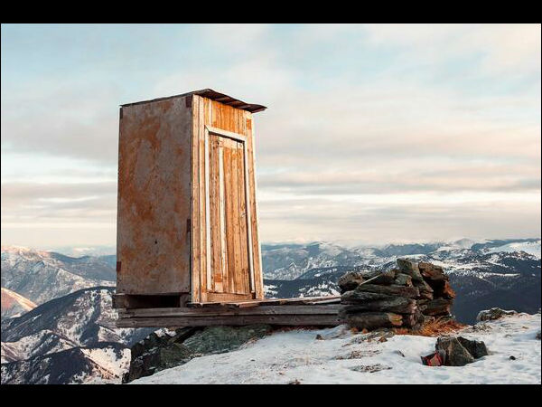 ரொம்ப கஷ்டமான இடத்தில் உள்ள கழிப்பறை