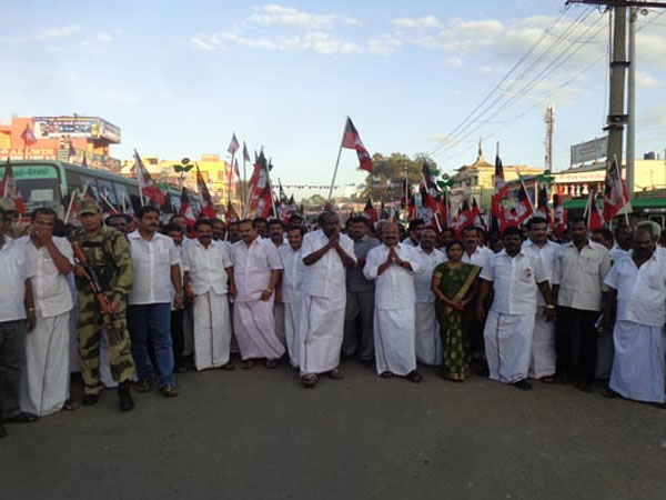 அமைச்சர்கள் முற்றுகை