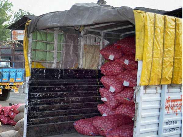 லாரி லாரியாக குவியும் வெங்காயம்