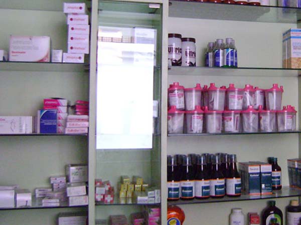 மருந்துக்கடைகள் பற்றாக்குறை